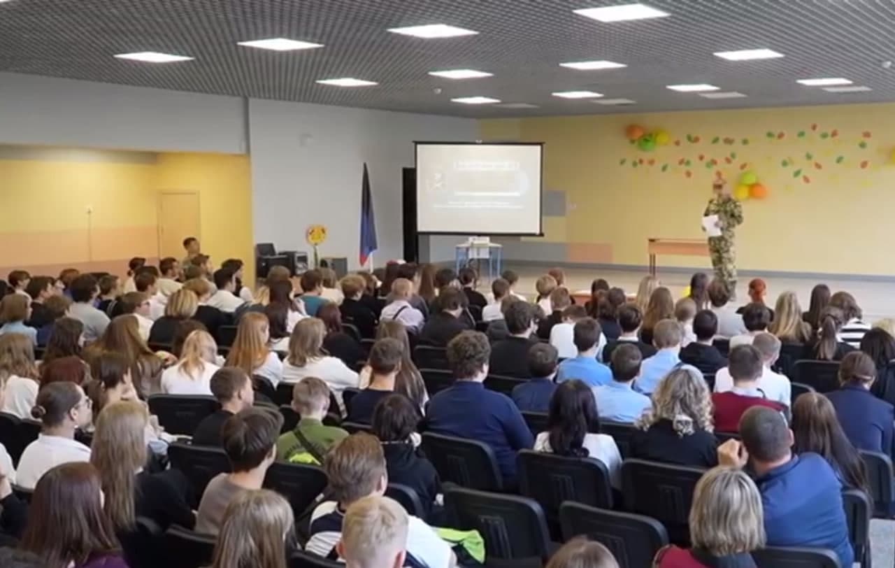 В окупованому Маріуполі дітей агітують ставати частиною росгвардії