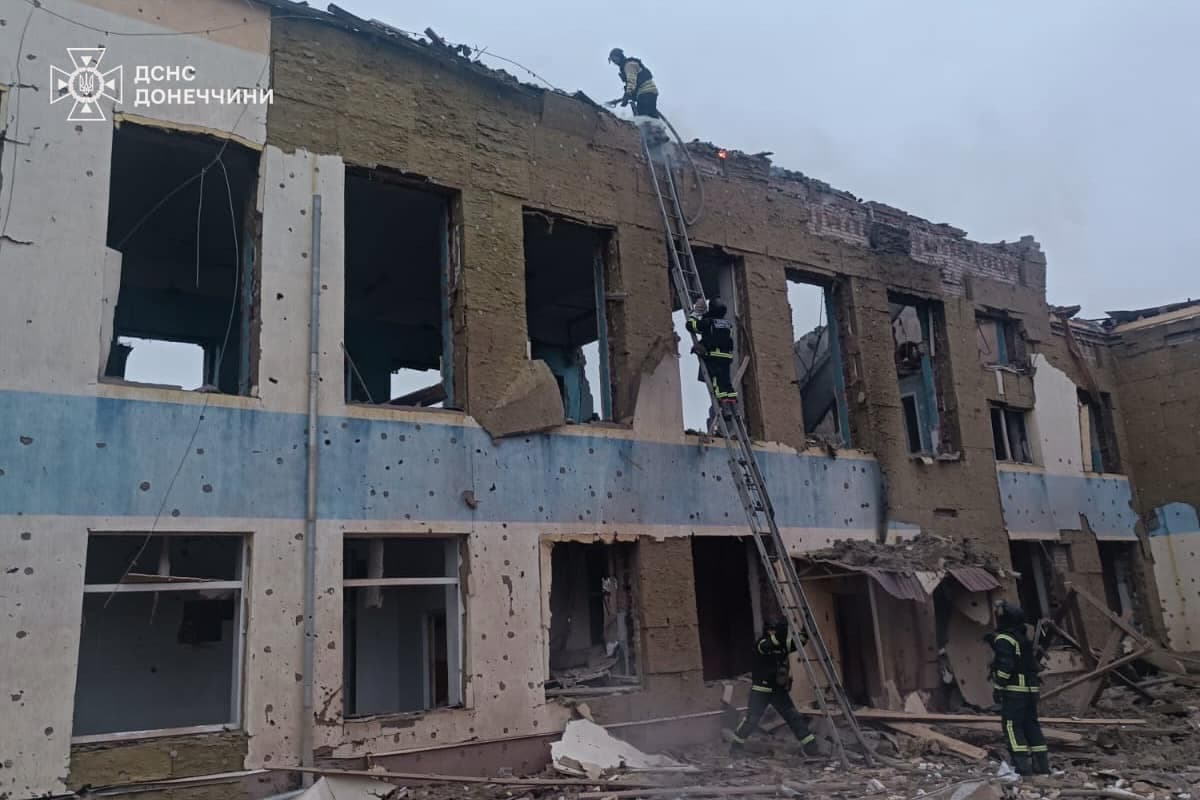 Внаслідок сьогоднішнього удару по Іванопіллю загорілася адміністративна будівля