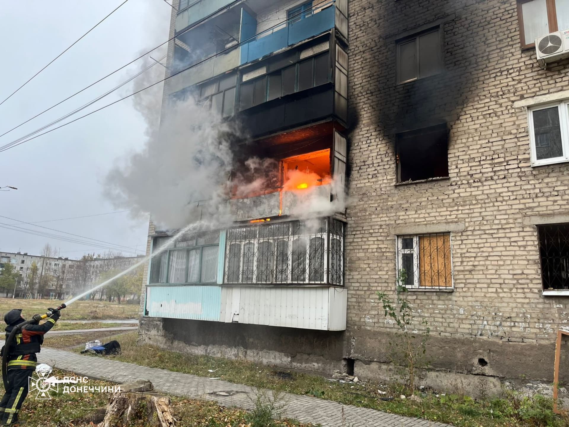 Вогнеборці дві години гасили пожежу у п'ятиповерхівці в Мирнограді на Донеччині 1