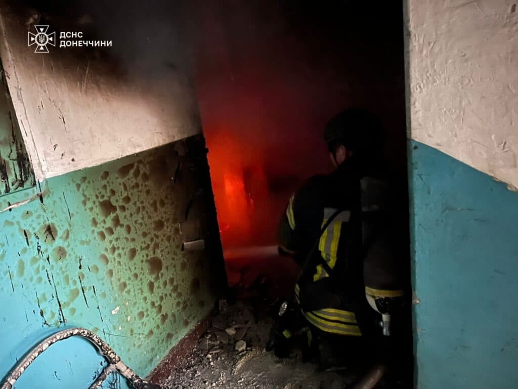 Вогнеборці дві години гасили пожежу у п'ятиповерхівці в Мирнограді на Донеччині 4