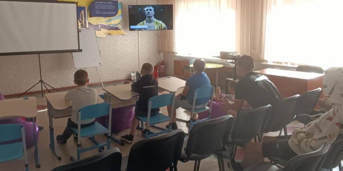 Юним переселенцям з Селидового показали кращі бої олімпійського чемпіона з боксу Володимира Кличка 3