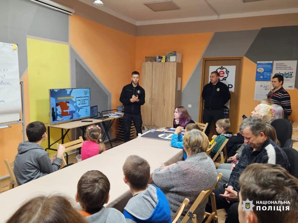 Ювенальні поліцейські провели профілактичний захід з протидії домашньому насильству для переселенців з Луганщини