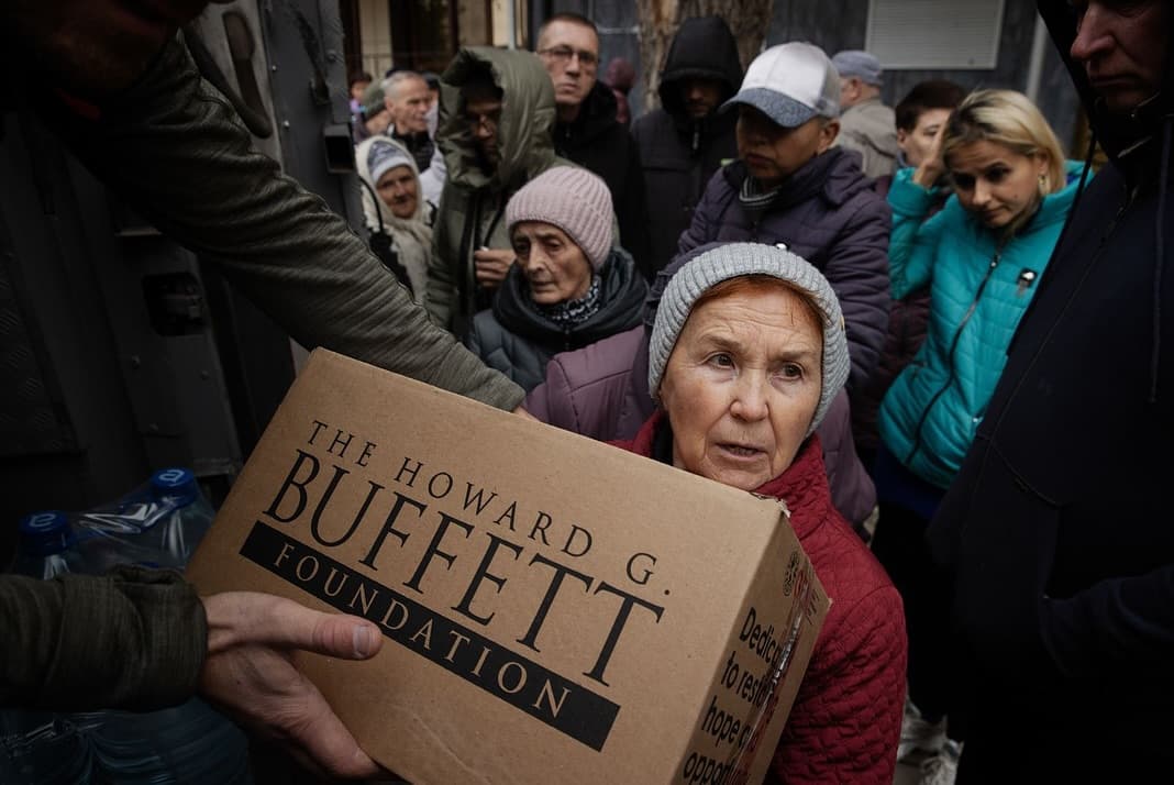 Жителі Покровська отримали сімейні продуктові набори від GEM і HGBF