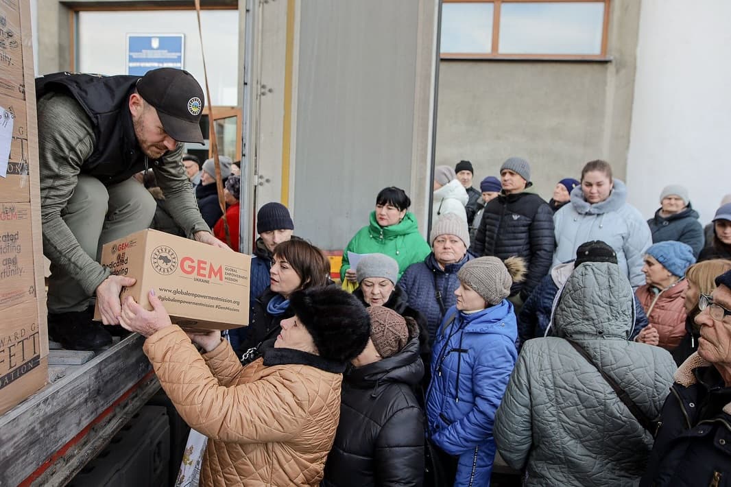 Жителям Білозерського на Покровщині отримали сімейні набори з найнеобхіднішими продуктами