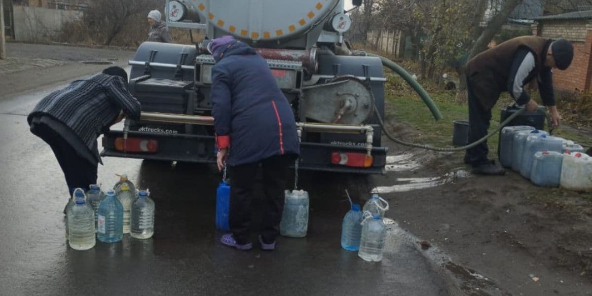 Жителям прифронтової Костянтинівки привезли 16 тонн питної води