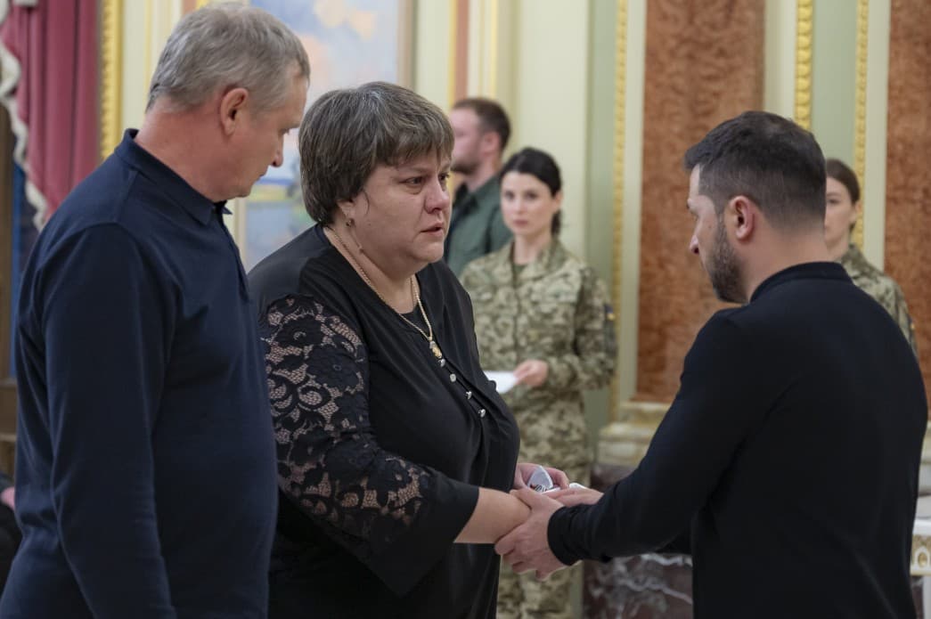 Зеленський вручив батькам полеглого Героя України з Луганщини сертифікат житло 1