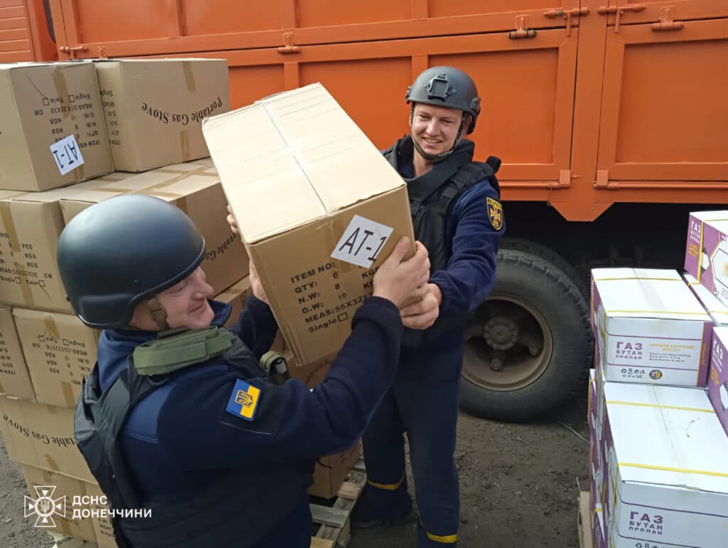 рятувальники донеччини доставляють гуманітарну допомогу
