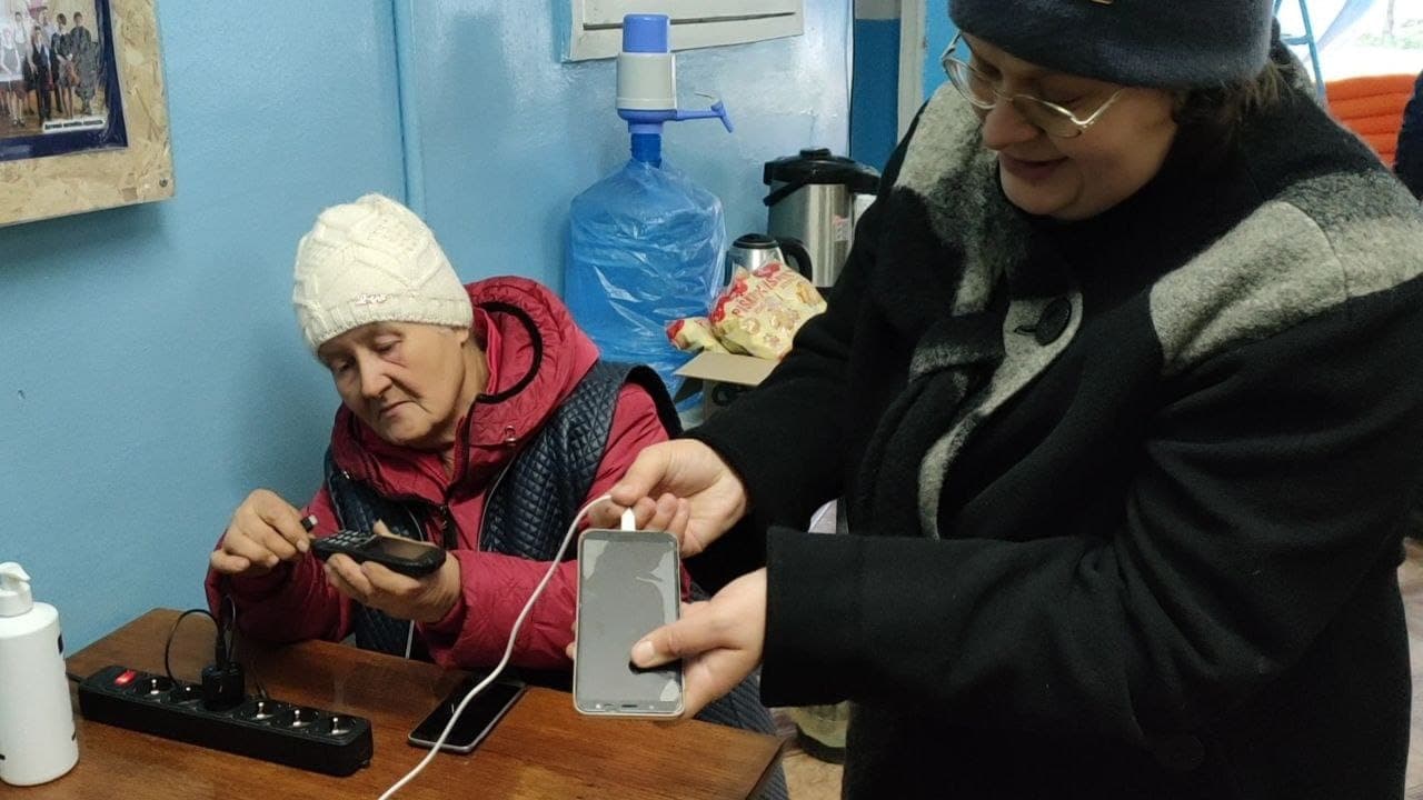 жінки у пункті незламності