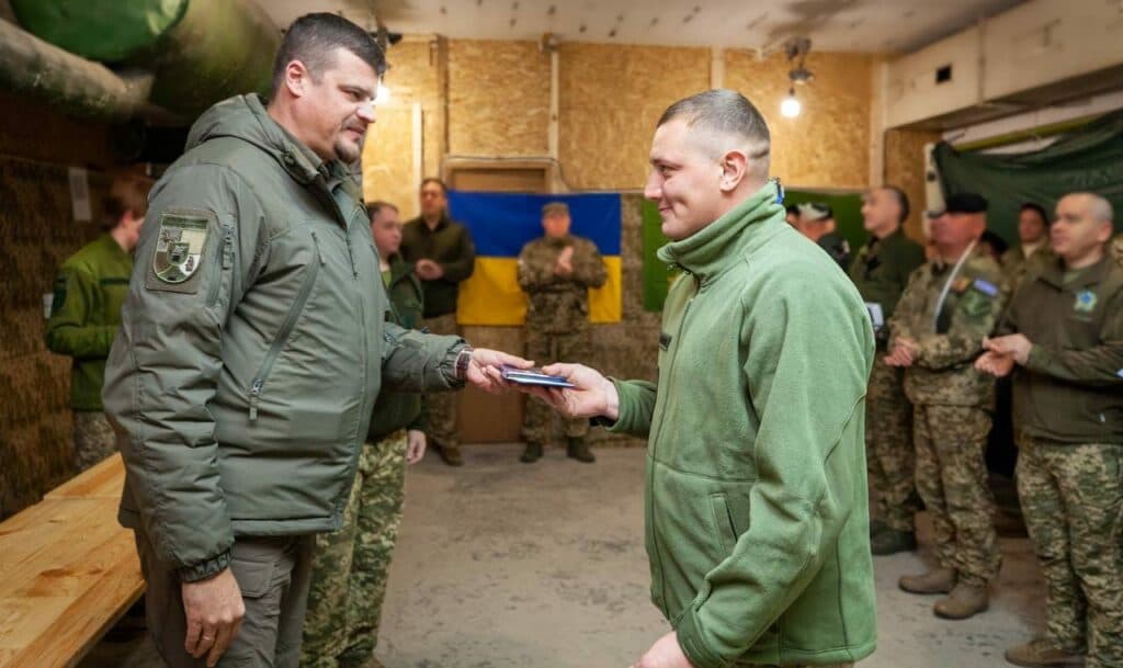 Лисогор привітав бійців 10-го армійського корпусу Сухопутних військ ЗСУ з річницею заснування і передав від луганчан стяг регіону (фото)