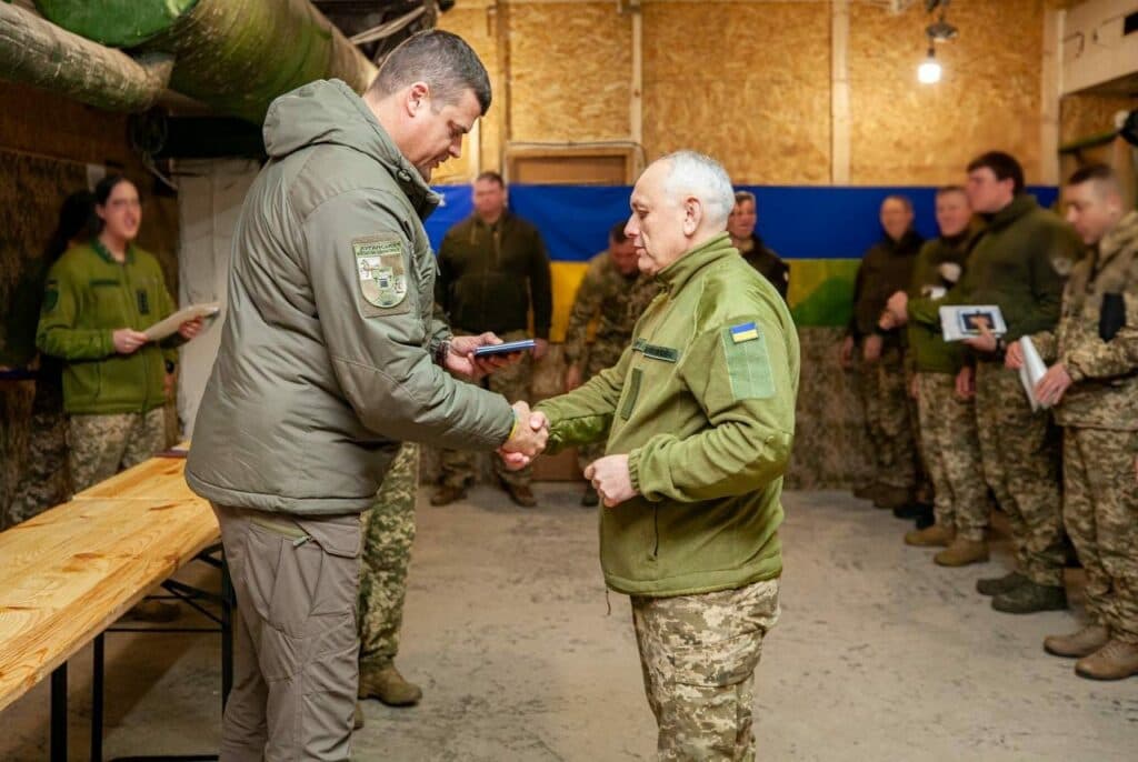 Лисогор привітав бійців 10-го армійського корпусу Сухопутних військ ЗСУ з річницею заснування і передав від луганчан стяг регіону (фото)