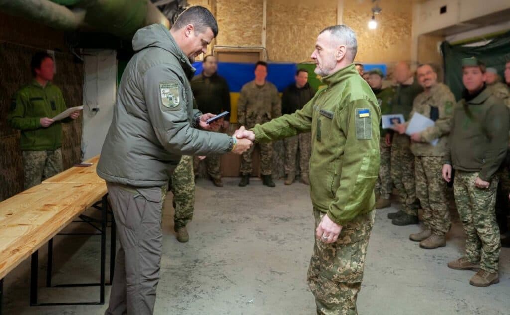 Лисогор привітав бійців 10-го армійського корпусу Сухопутних військ ЗСУ з річницею заснування і передав від луганчан стяг регіону (фото)