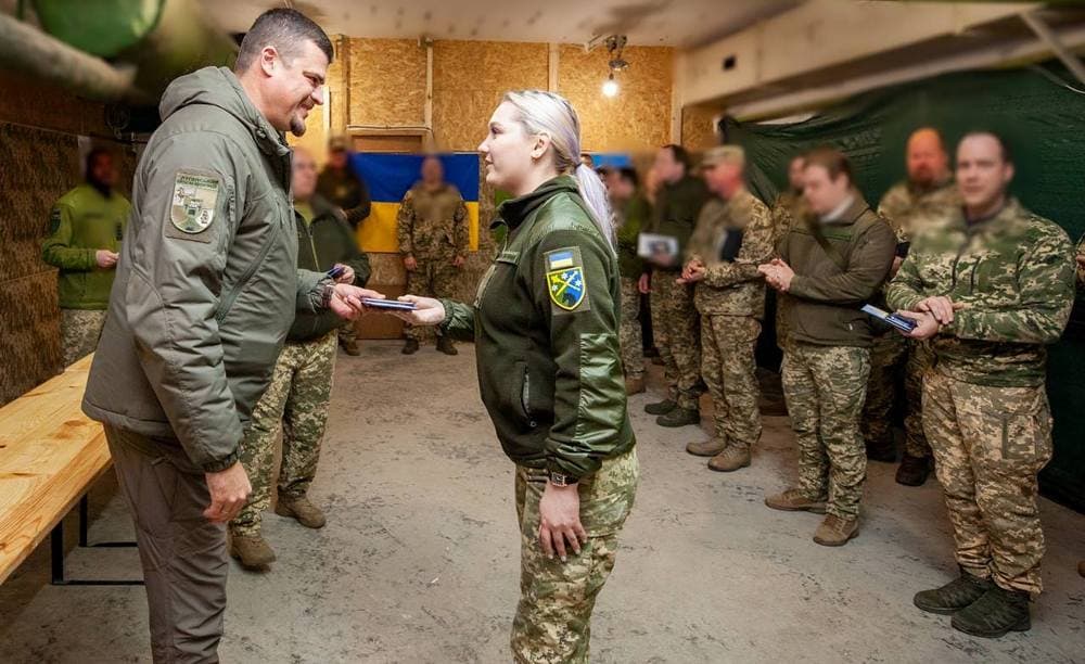 Лисогор привітав бійців 10-го армійського корпусу Сухопутних військ ЗСУ з річницею заснування і передав від луганчан стяг регіону (фото)