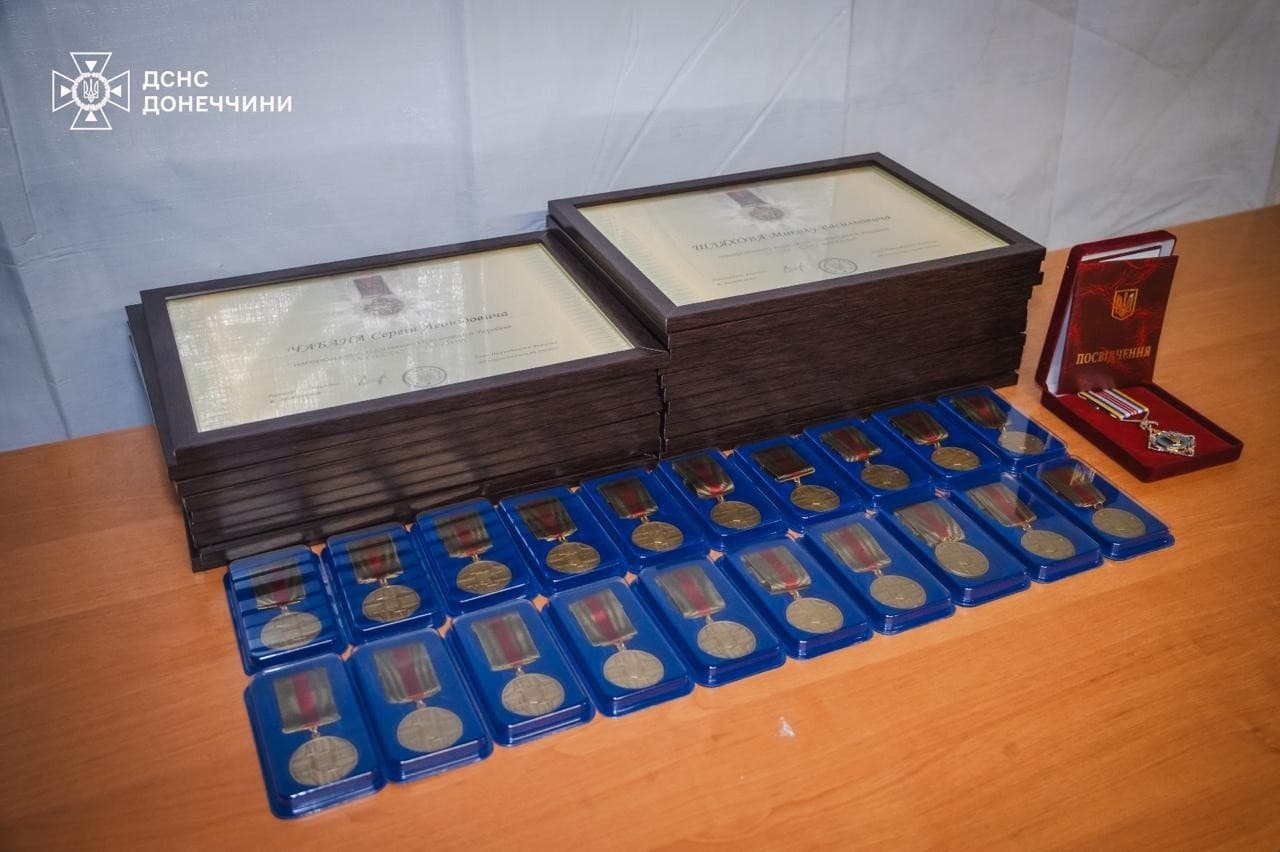21 рятувальника Донеччини відзначено державними нагородами - нагороди