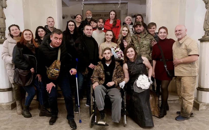 Актори Донецького академічного обласного драматичного театру провели благодійний показ вистави до Дня ЗСУ