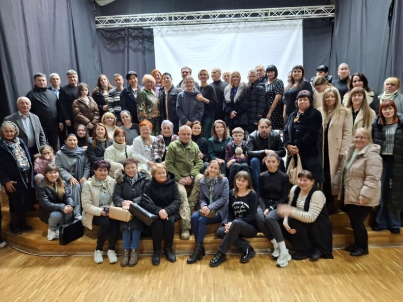 Актори Донецького академічного обласного драматичного театру провели благодійний показ вистави до Дня ЗСУ