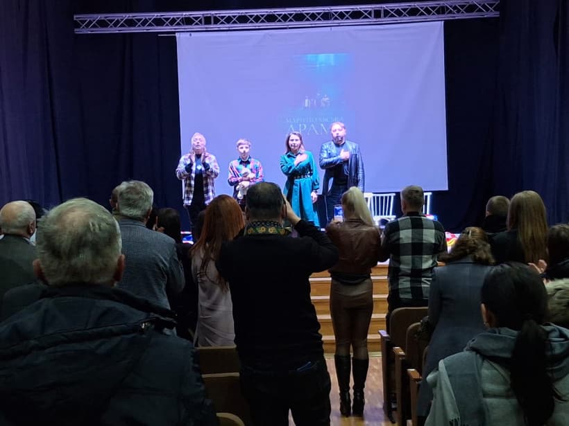 Актори Донецького академічного обласного драматичного театру провели благодійний показ вистави до Дня ЗСУ