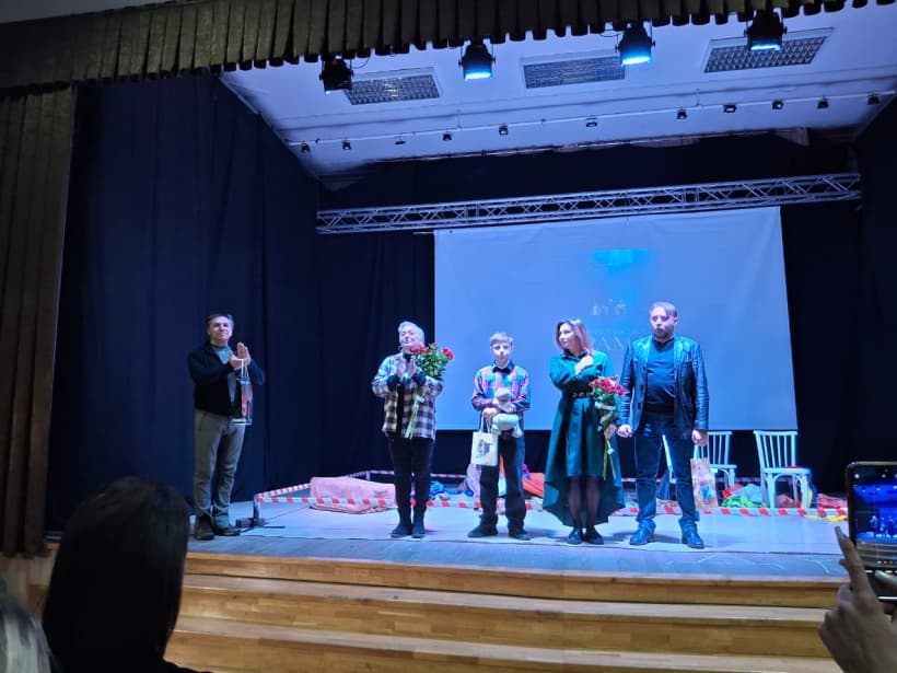 Актори Донецького академічного обласного драматичного театру провели благодійний показ вистави до Дня ЗСУ