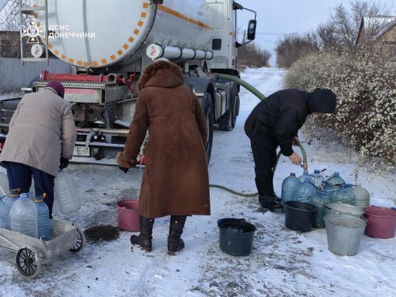 Більше 100 тонн води підвезли рятувальники мешканцям прифронтових населених пунктів на Донеччині