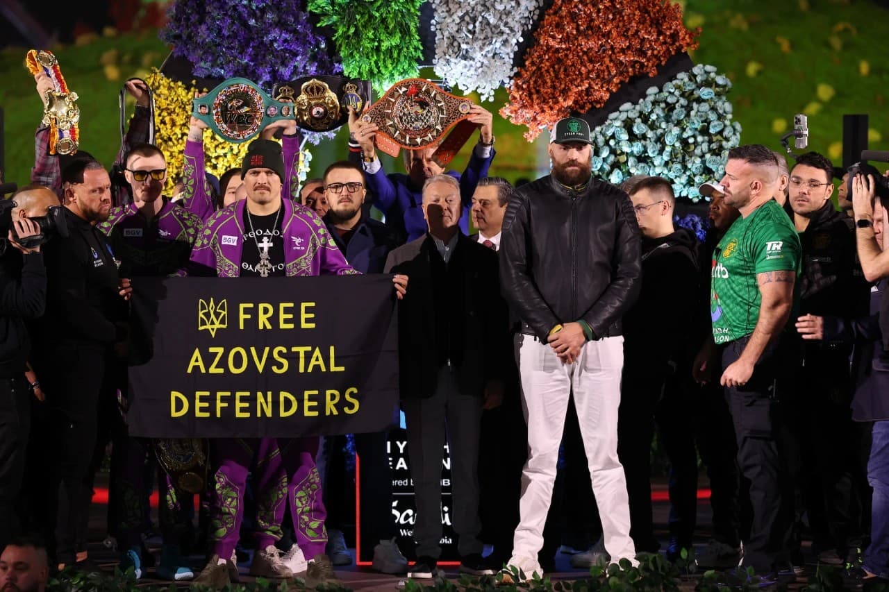 Боксер Усик вийшов на зважування перед боєм проти Фʼюрі з прапором Free Azovstal Defenders