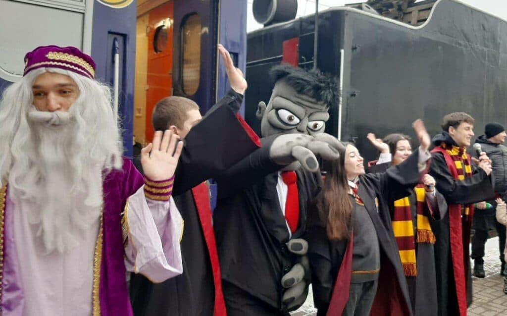 Діти з Донеччини мають змогу покататися у казковому ретро-потязі у Львові
