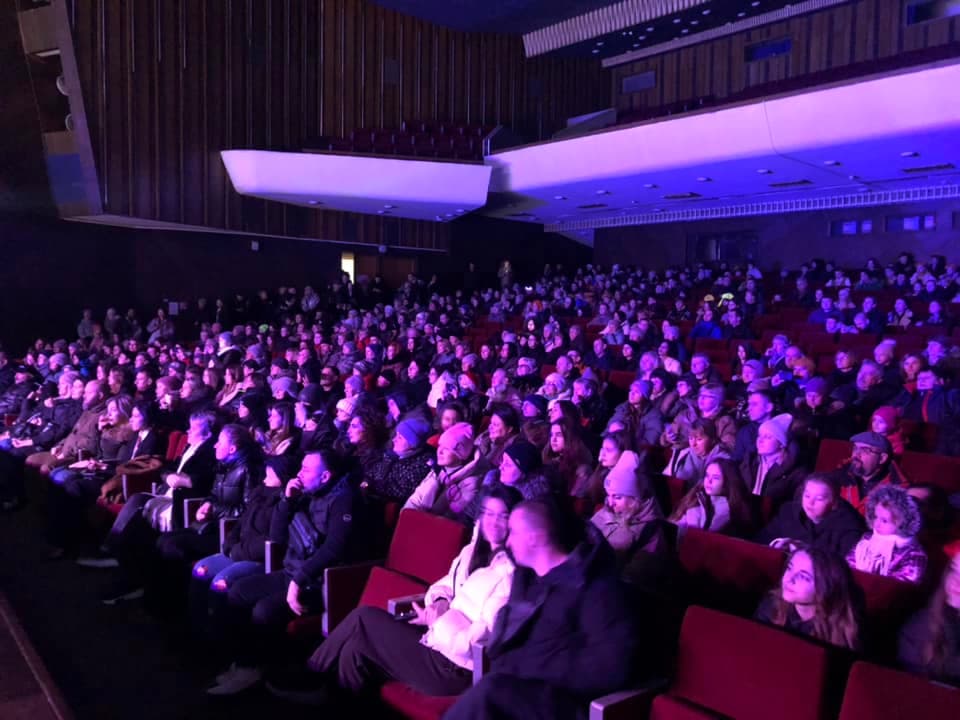 Діти з батьками з Сіверськодонецької громади у Дніпрі відвідали новорічний концерт
