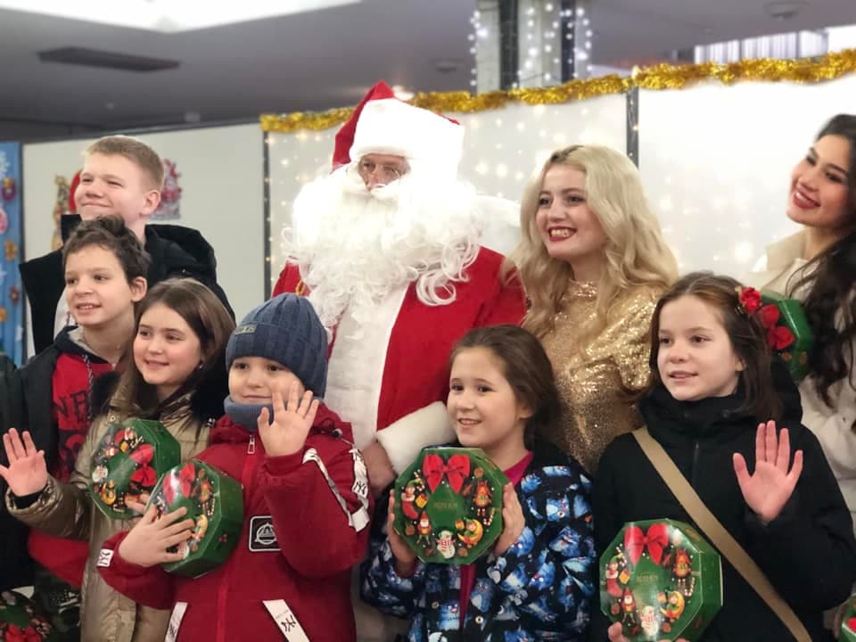 Діти з батьками з Сіверськодонецької громади у Дніпрі відвідали новорічний концерт