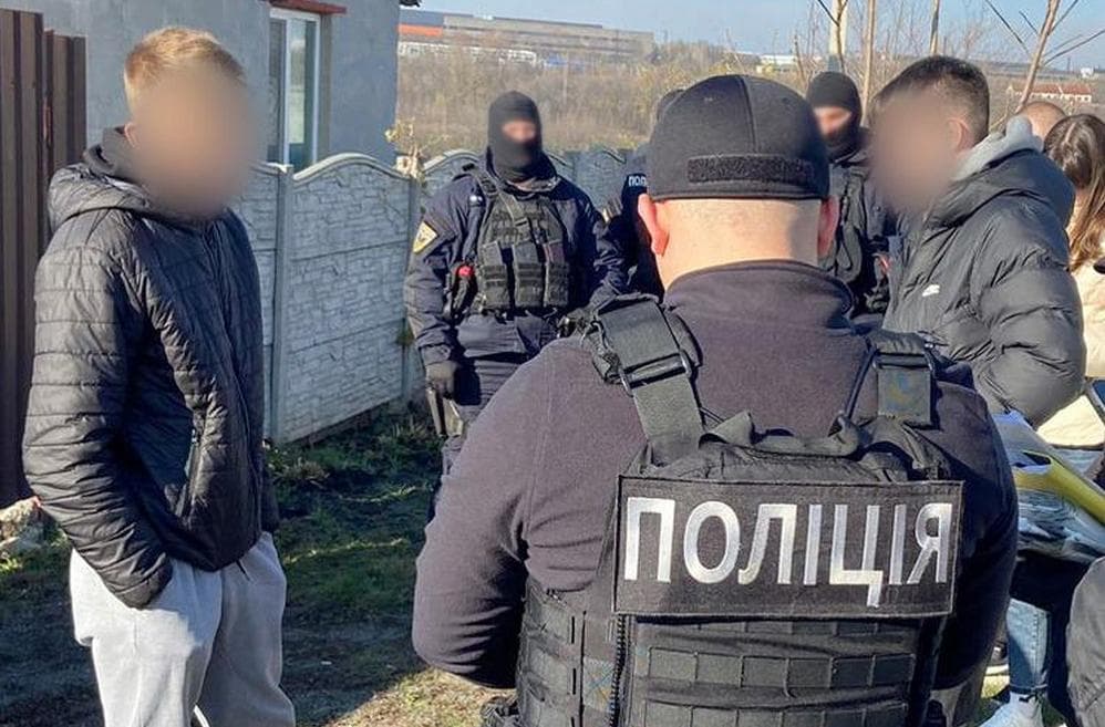 Чоловіки через "колцентр" на Донеччині могли виманити близько трьох мільйонів гривень: що відомо