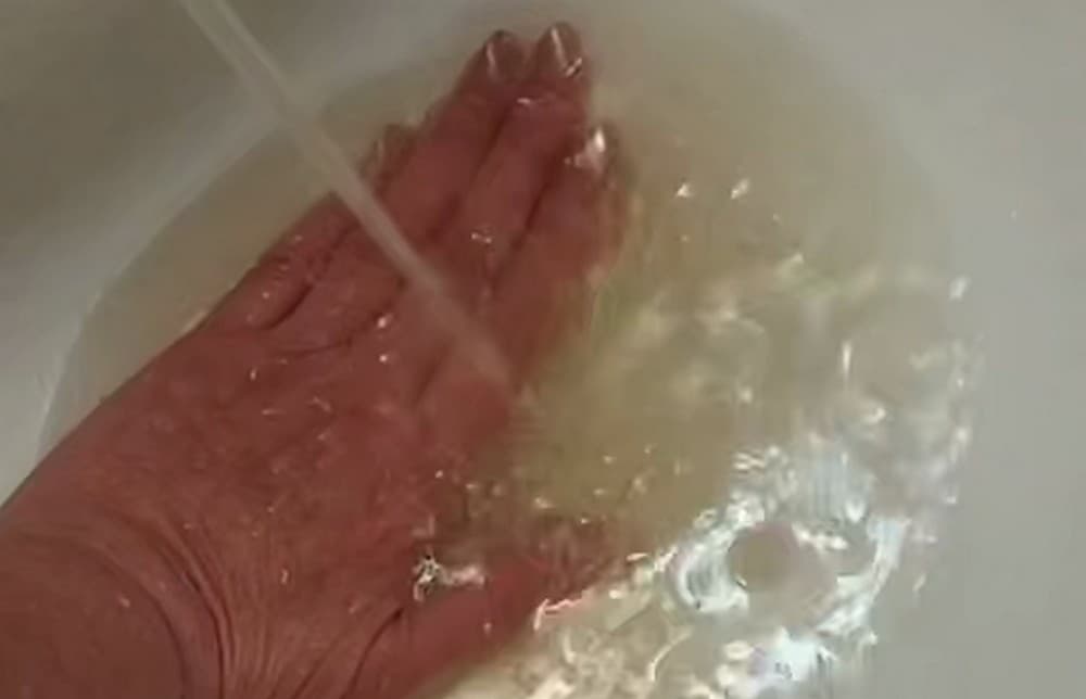 В районі окупованого Донецька йде вода з запахом каналізації (відео)