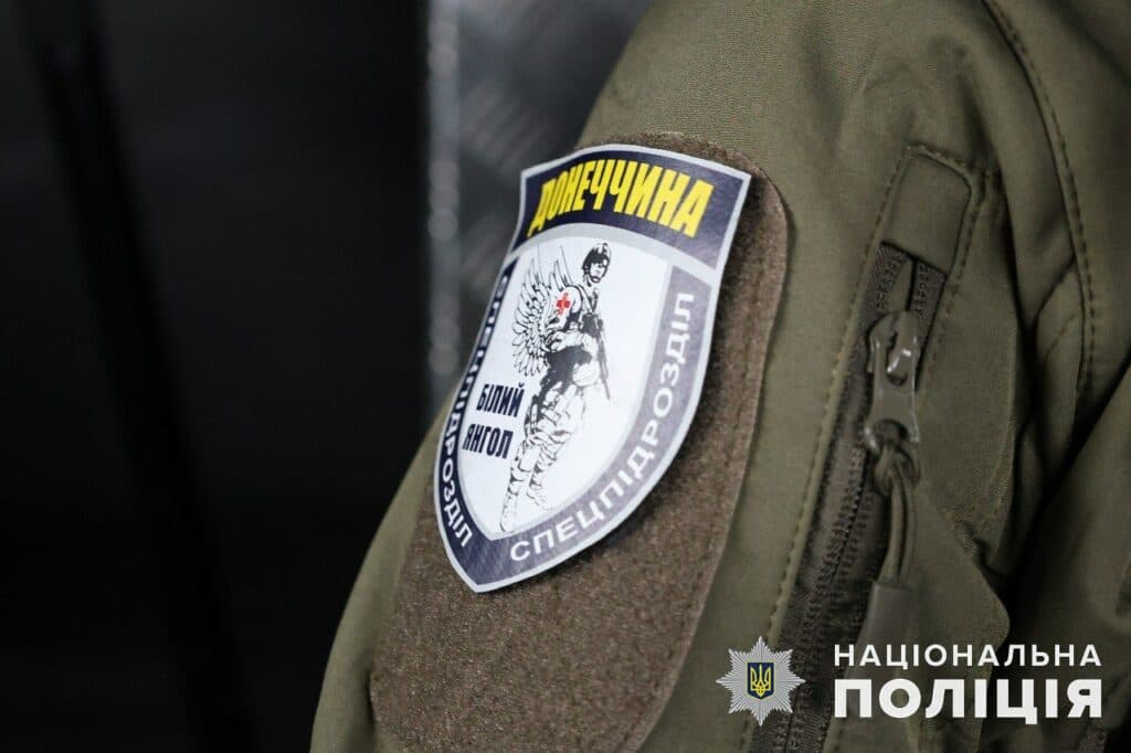 Екіпаж поліції Білий янгол вивіз з прифронтової Костянтинівки маму з донькою