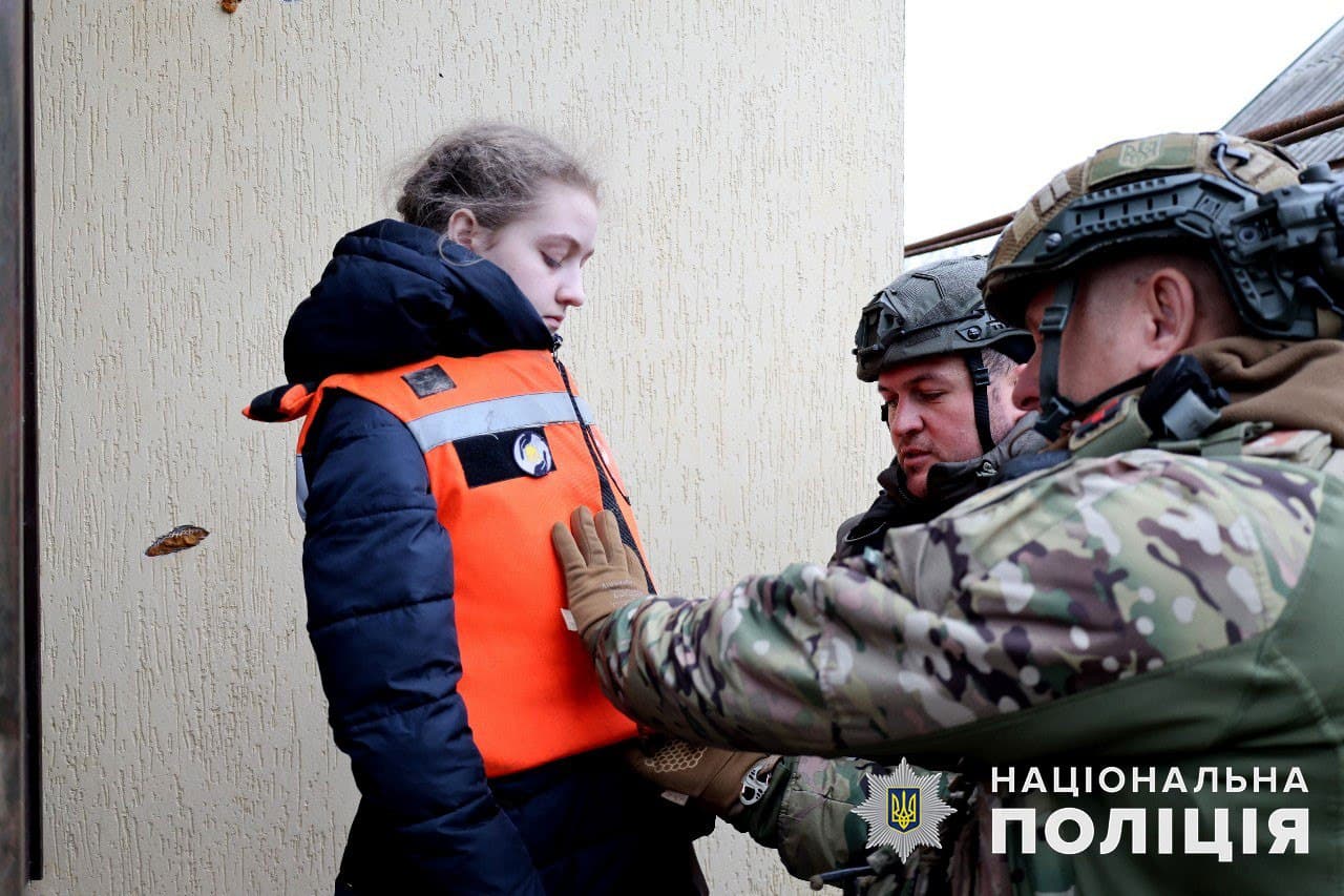 Екіпаж поліції Білий янгол вивіз з прифронтової Костянтинівки маму з донькою