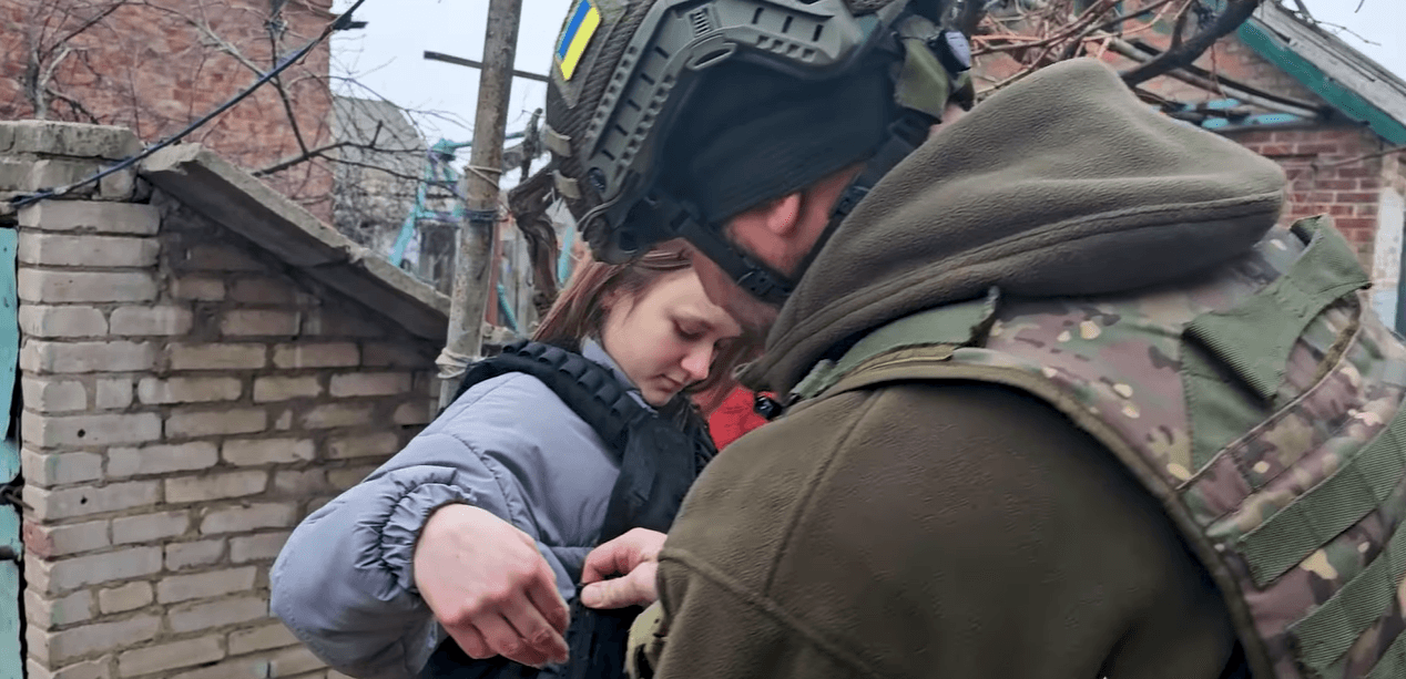 З Костянтинівки поліцейські евакуювали дві родини з трьома дітьми (відео)