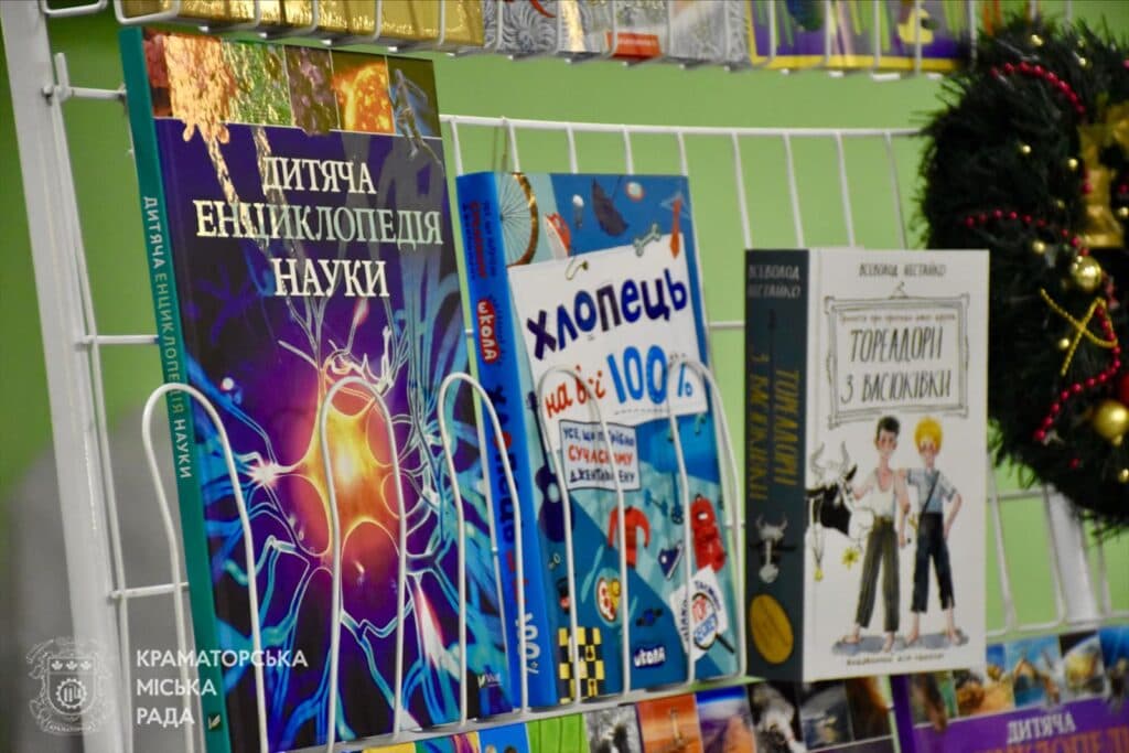 "Інформаційний спротив" подарував краматорським бібліотекам 100 книжок