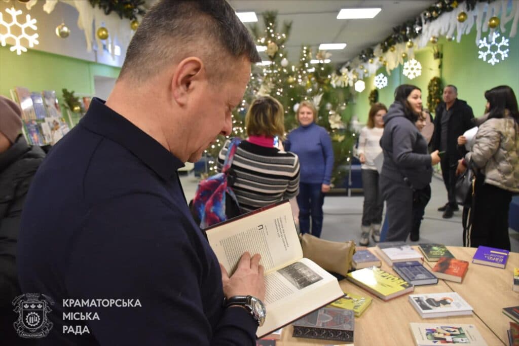 "Інформаційний спротив" подарував краматорським бібліотекам 100 книжок