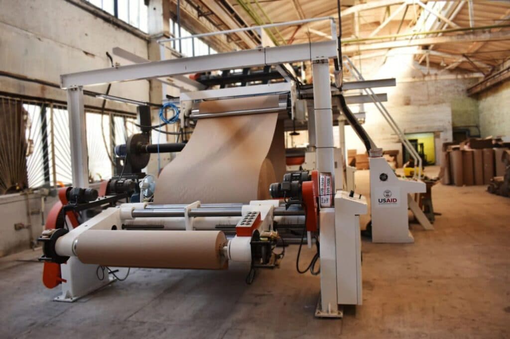 Краматорське товариство сліпих за підтримки USAID відновлює виробництво гофрокартону на Київщині (фото)