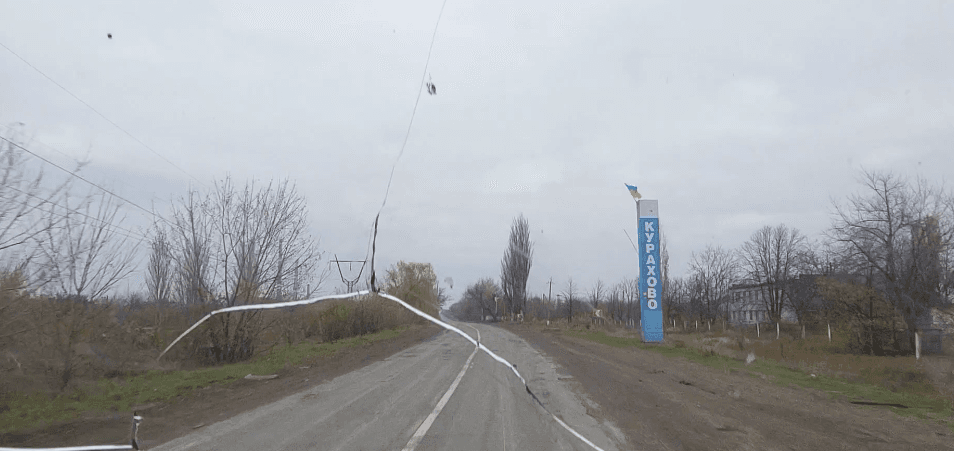 Евакуаційний екіпаж "Білий янгол" ледь не загинув у Кураховому, рятуючи важкопоранену жінку (відео)