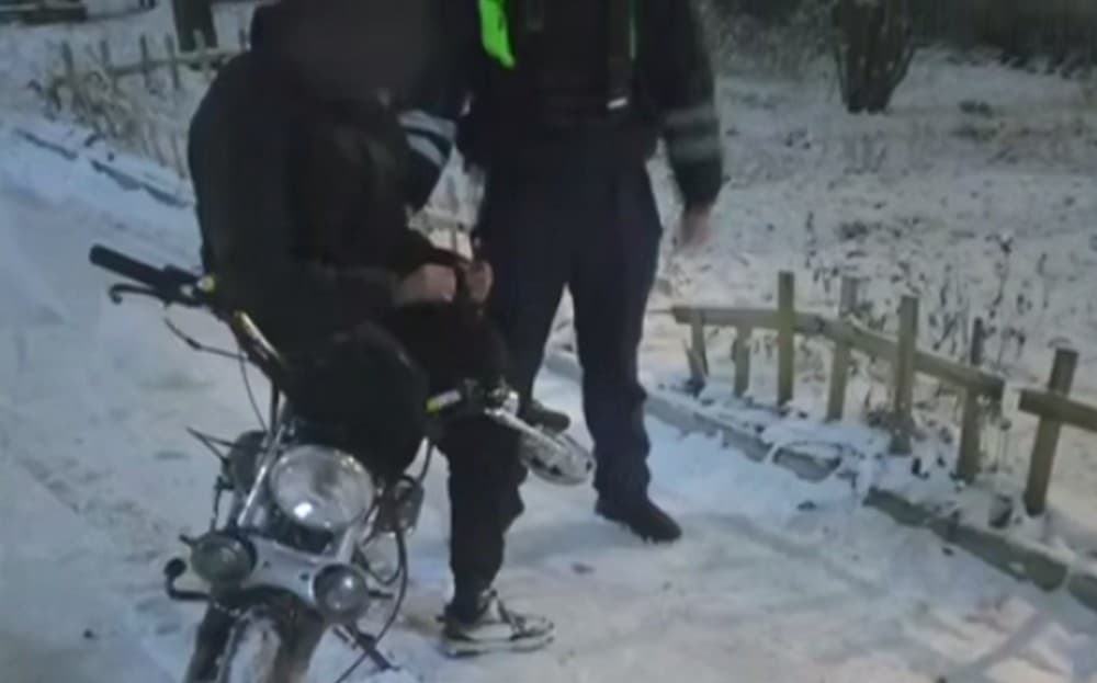 На окупованій Луганщині чоловік з автоматом намагався скритися від силовиків окупантів (відео)