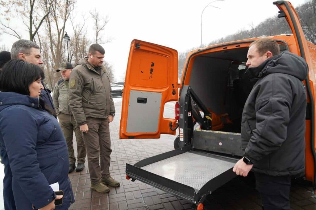 Луганський обласний центр соціальної реабілітації дітей-інвалідів Відродження одержав новий спеціальний автомобіль