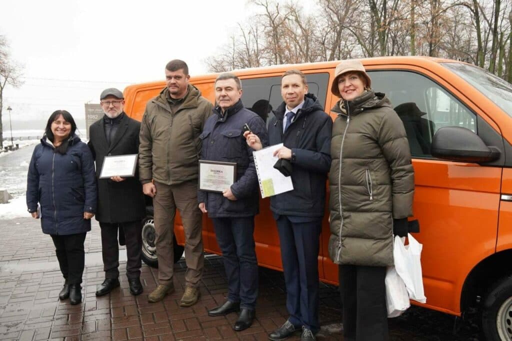 Луганський обласний центр соціальної реабілітації дітей-інвалідів Відродження одержав новий спеціальний автомобіль