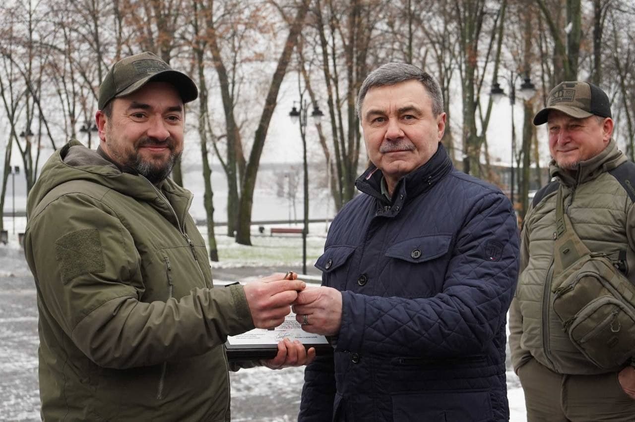 Лисичанська громада за підтримки консула Литовської Республіки отримала автомобілі для гуманітарних вантажів (фото)