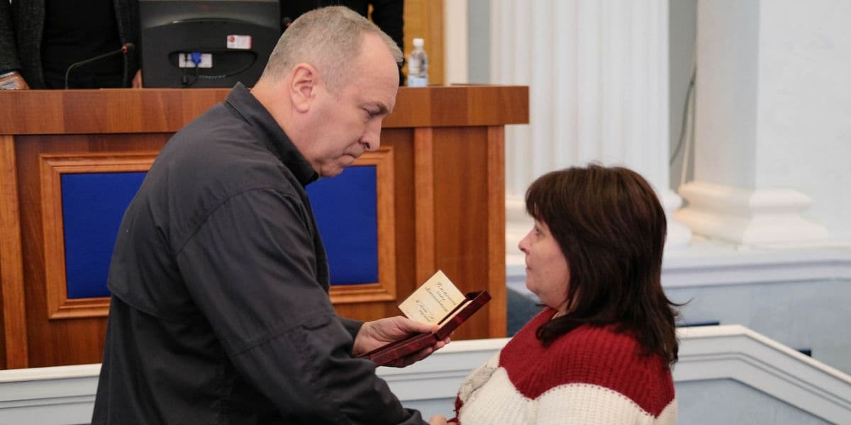 Матері загиблого прикордонника з Луганщини вручили орден За мужність III ступеня