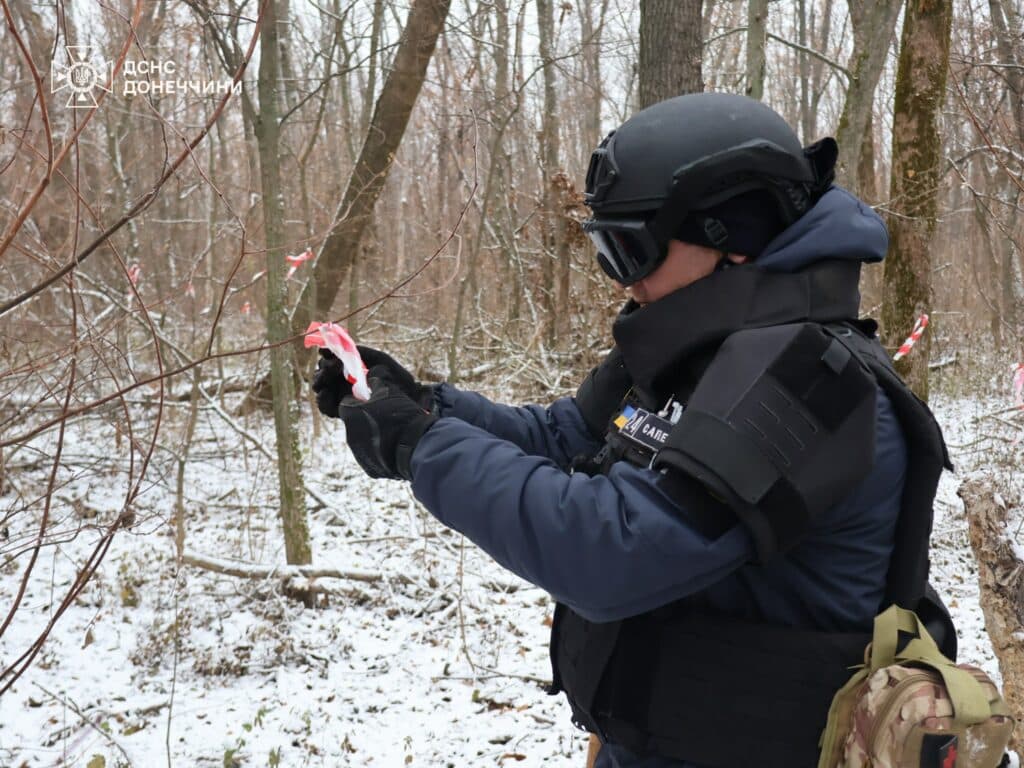 Минулої доби піротехінки Донеччини вилучили 9 одиниць різних типів боєприпасів