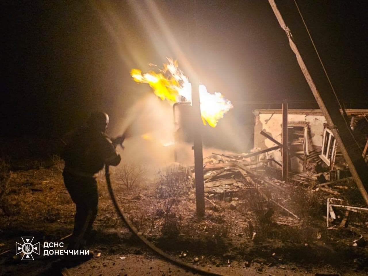 Минулої доби у Лимані на Донеччині горіли будинки, автівка та газопровід