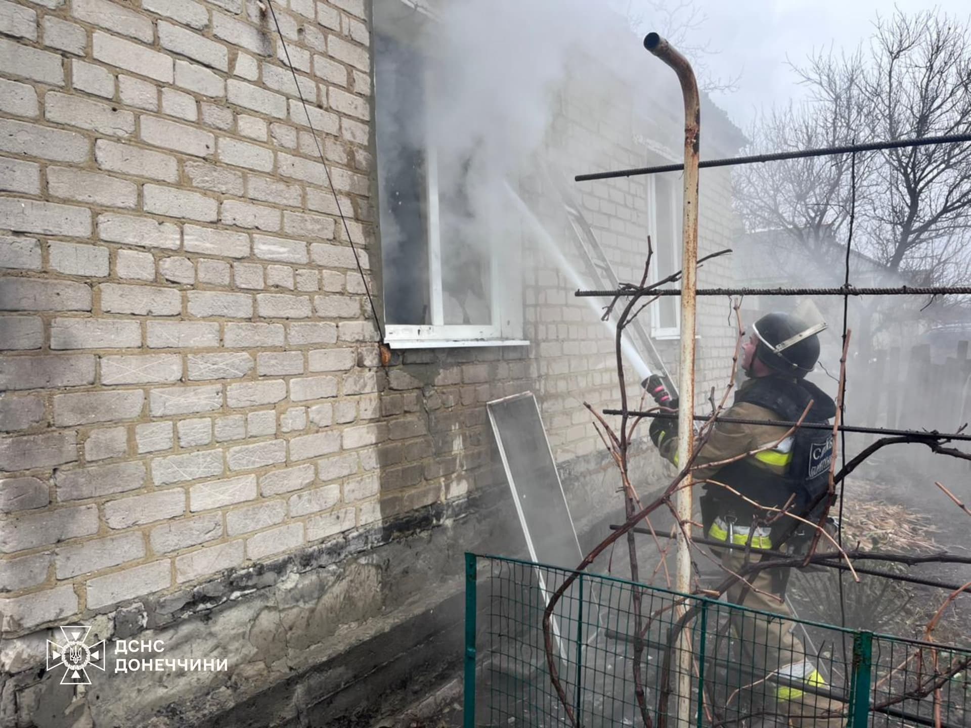 На Донеччині вогнеборці ліквідували пожежу житлового будинку в селі Добропілля
