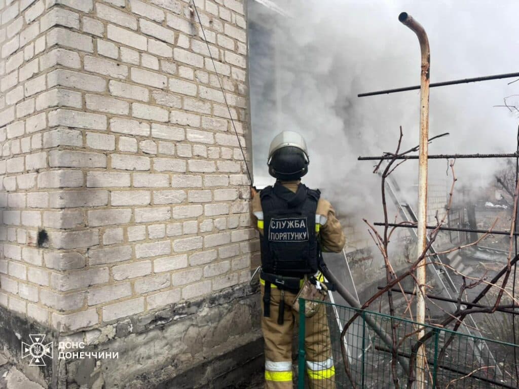 На Донеччині вогнеборці ліквідували пожежу житлового будинку в селі Добропілля