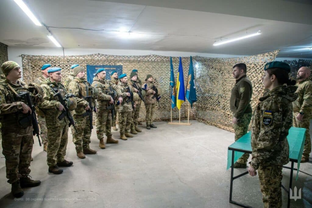 На восточном направлении за службу и победу наградили морских пехотинцев