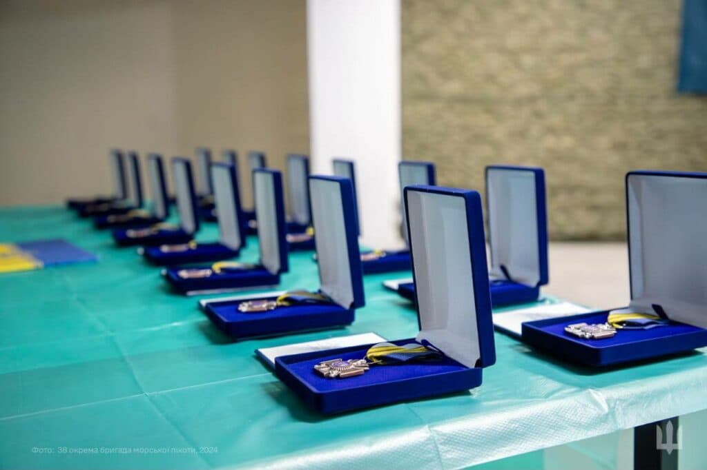 На восточном направлении за службу и победу наградили морских пехотинцев