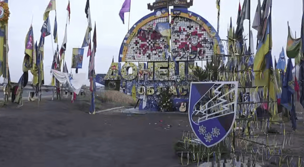 Незвична ялинка зʼявилась біля стели на в’їзді у Донецьку область