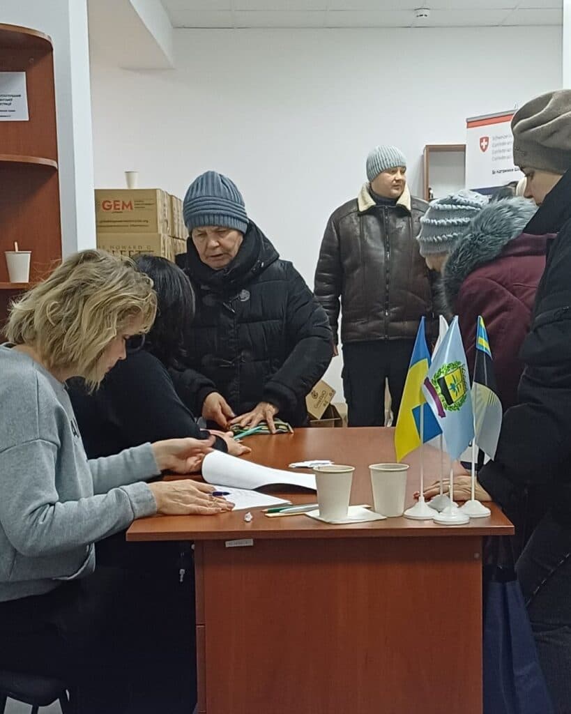 Переселенці з Очеретинської громади отримали у Кам'янському сімейні набори від GEM та HGBF
