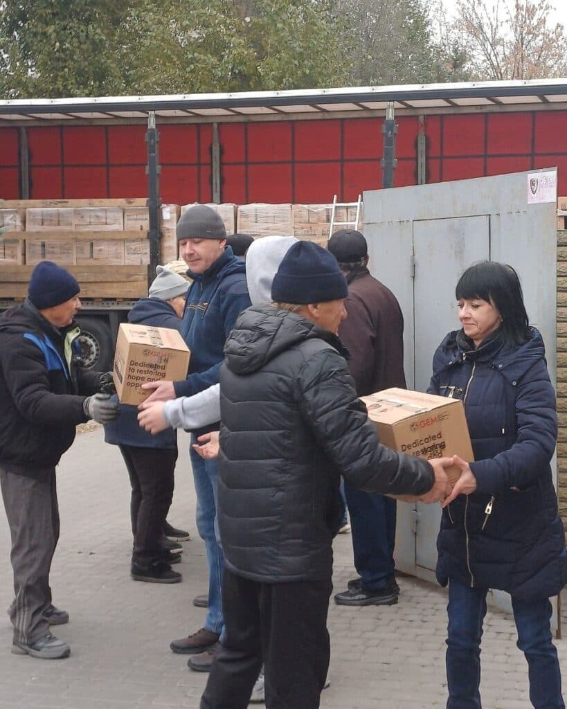 Переселенці з Очеретинської громади отримали у Кам'янському сімейні набори від GEM та HGBF
