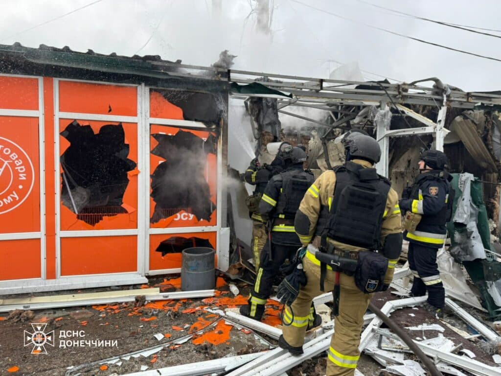 У Покровську рятувальники ліквідували наслідки обстрілу на території ринку (фото)